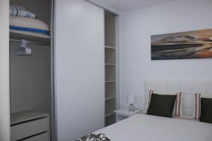 un dormitorio con una cama y un armario en Apartamento Laranjeiras dois, en Bicas