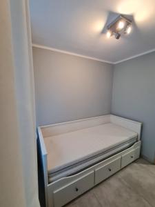 Ένα ή περισσότερα κρεβάτια σε δωμάτιο στο Studio pod Śnieżnymi Kotłami