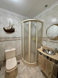 ein Badezimmer mit Dusche, Toilette und Waschbecken in der Unterkunft Grand Beachfront Apartament - Cadiz in Cádiz + 31 Fotos