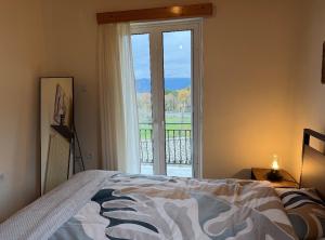 En eller flere senge i et værelse på Kastellia Horizon Villa + 9 billeder