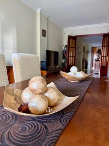 ein Tisch mit einem Teller Essen darauf in der Unterkunft Grand Beachfront Apartament - Cadiz in Cádiz