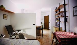 的里雅斯特Casa Alba Chiara的一间有床、桌子和椅子的房间 更多11张照片