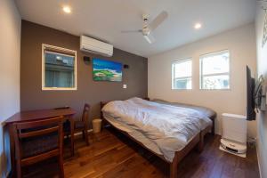 En eller flere senge i et værelse på The Clubhouse NISHITACHI