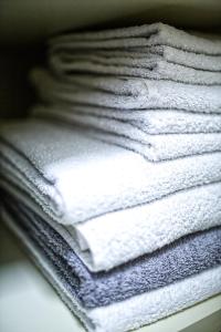 的里雅斯特Casa Alba Chiara的堆叠在一起的白色毛巾