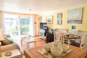 een woonkamer met een tafel en een eetkamer bij Cottage w Private Association Pool in Wellfleet