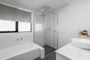 Et badeværelse på Apollo Allure Serenity by the Sea + 45 billeder