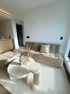 een woonkamer met een bank en een tafel bij Boutique New 1-Bedroom Condo in Heart of Downtown in Vancouver