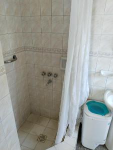 Ванная комната в Vivienda en altos con uso exclusivo de entrada de auto y parrilla