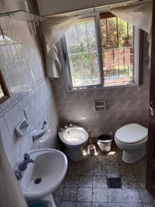 Ванная комната в Vivienda en altos con uso exclusivo de entrada de auto y parrilla +14 фотографий