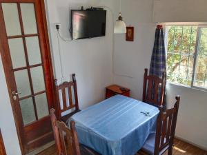 Телевизор и/или развлекательный центр в Vivienda en altos con uso exclusivo de entrada de auto y parrilla