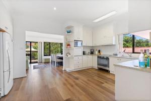 Η κουζίνα ή μικρή κουζίνα στο View Street Lake House