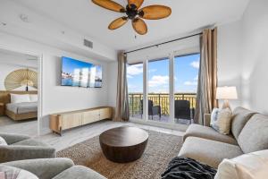 un soggiorno con un divano e un ventilatore a soffitto di RIVER FLY IN The Merritt Launchpad Lookout View RFI 2BR QQ Launch a Audubon