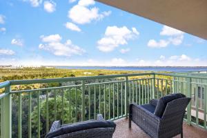 un balcone con due sedie e vista sull'oceano di RIVER FLY IN The Merritt Launchpad Lookout View RFI 2BR QQ Launch a Audubon