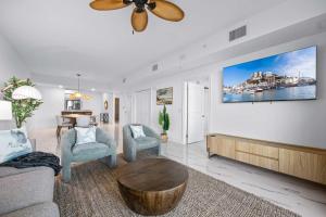 un soggiorno con divano, tavolo e ventilatore a soffitto di RIVER FLY IN The Merritt Launchpad Lookout View RFI 2BR QQ Launch a Audubon