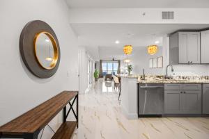 una cucina con lavandino e specchio sul muro di RIVER FLY IN The Merritt Launchpad Lookout View RFI 2BR QQ Launch a Audubon