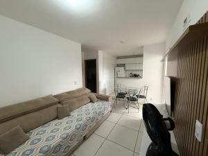 1 dormitorio con sofá, mesa y sillas en Apto mobiliado e aconchegante - 3 quartos, 4 camas, 2 banheiros - Lazer completo e localização privilegiada, en João Pessoa 40 fotos más
