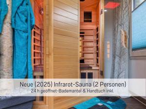 a room with a closet with wooden doors at Ferienwohnung KUMM RIN - Oase an der Nordsee in Carolinensiel