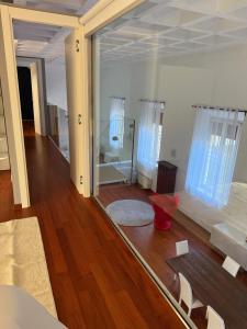 un riflesso di un soggiorno con specchio di LE ORSOLINE Luxury Apartment a Ferrara Altre 17 foto