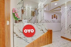een lobby met een ovo-bord op de muur bij Hotel O Reet Villa in Ahmedabad