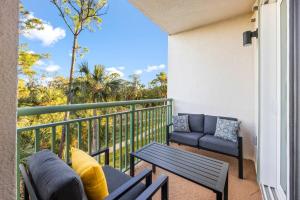 Ban công/sân hiên tại Luxury River Front Secluded Condo w Resort Amenities RFI 307