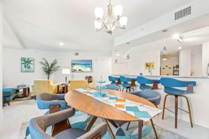 Khu vực ghế ngồi tại Luxury River Front Secluded Condo w Resort Amenities RFI 307