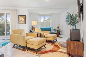 Khu vực ghế ngồi tại Luxury River Front Secluded Condo w Resort Amenities RFI 307 +30 ảnh