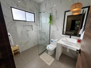 Koupelna v ubytování Pinilla Highlands Incredible mountain views