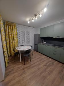 Η κουζίνα ή μικρή κουζίνα στο Goldi +9 φωτογραφίες