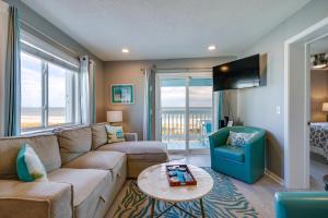 Et tv og/eller underholdning på Steps to Boardwalk Carolina Beach Condo with Views!