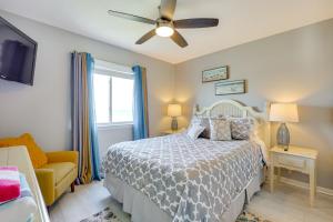 En eller flere senge i et værelse på Steps to Boardwalk Carolina Beach Condo with Views!