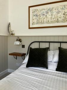 Postel nebo postele na pokoji v ubytování Little Croft- Walking paradise close to St Ives