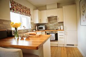 Kuchyň nebo kuchyňský kout v ubytování Little Croft- Walking paradise close to St Ives + 17 fotografií