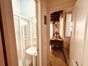 ein Bad mit einem Waschbecken und einem Schreibtisch in einem Zimmer in der Unterkunft Ortilì in Syrakus + 11 Fotos