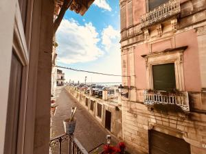Blick auf eine Straße aus dem Fenster eines Gebäudes in der Unterkunft Ortilì in Syrakus