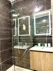 Et badeværelse på Modern Cosy 2BR apartment Riviera MBadon + 8 billeder