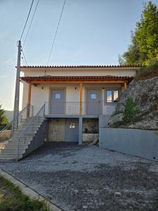 een huis met een trap ervoor bij Casa Lage da Pena in Geres