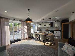 een keuken en eetkamer met een tafel en stoelen bij Casa Lage da Pena in Geres +22 foto's