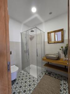 een badkamer met een douche, een toilet en een wastafel bij Casa Lage da Pena in Geres