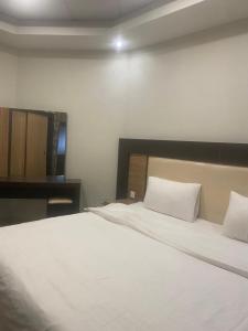 Postel nebo postele na pokoji v ubytování فندق اجنحة السمو إن الفندقية + 15 fotografií