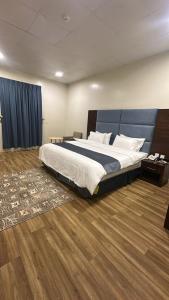 Postel nebo postele na pokoji v ubytování فندق اجنحة السمو إن الفندقية