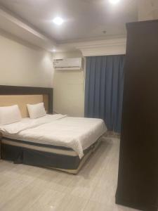 Postel nebo postele na pokoji v ubytování فندق اجنحة السمو إن الفندقية