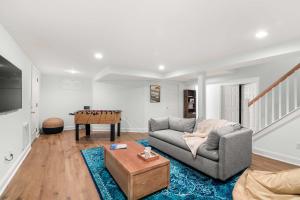 Et opholdsområde på Private pool hot tub minutes from beach