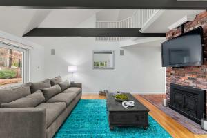 Et opholdsområde på Private pool hot tub minutes from beach