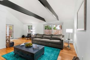 Et opholdsområde på Private pool hot tub minutes from beach