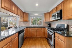 Køkken eller tekøkken på Private pool hot tub minutes from beach + 31 billeder