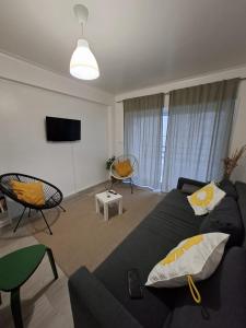 un soggiorno con divano e TV a schermo piatto di Afife Beach Apartment ad Afife