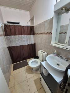 un baño con inodoro y lavabo en Descanso Guazú, en Posadas