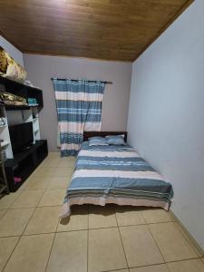 una cama sentada en una habitación con en Descanso Guazú, en Posadas