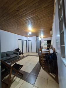 una sala de estar con un sofá y una mesa en Descanso Guazú, en Posadas