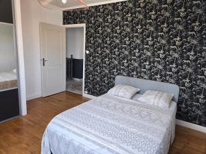 En eller flere senge i et værelse på Large 170 m2 house with swimming pool + 18 billeder